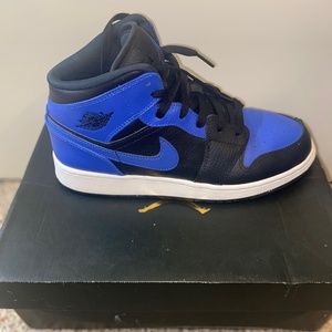 COPY - Jordan Mid 1’s (Available)